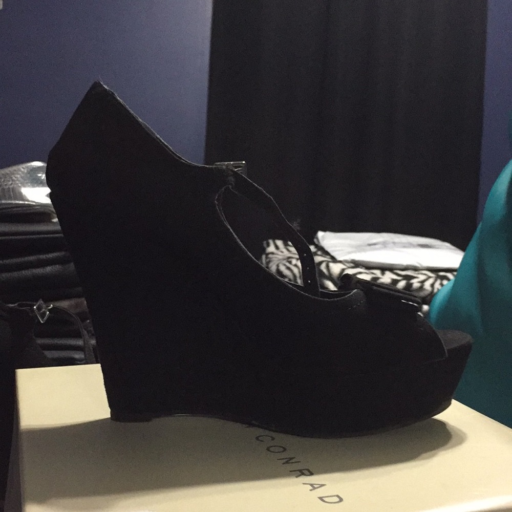 Euc LC felicity black wedges size 8